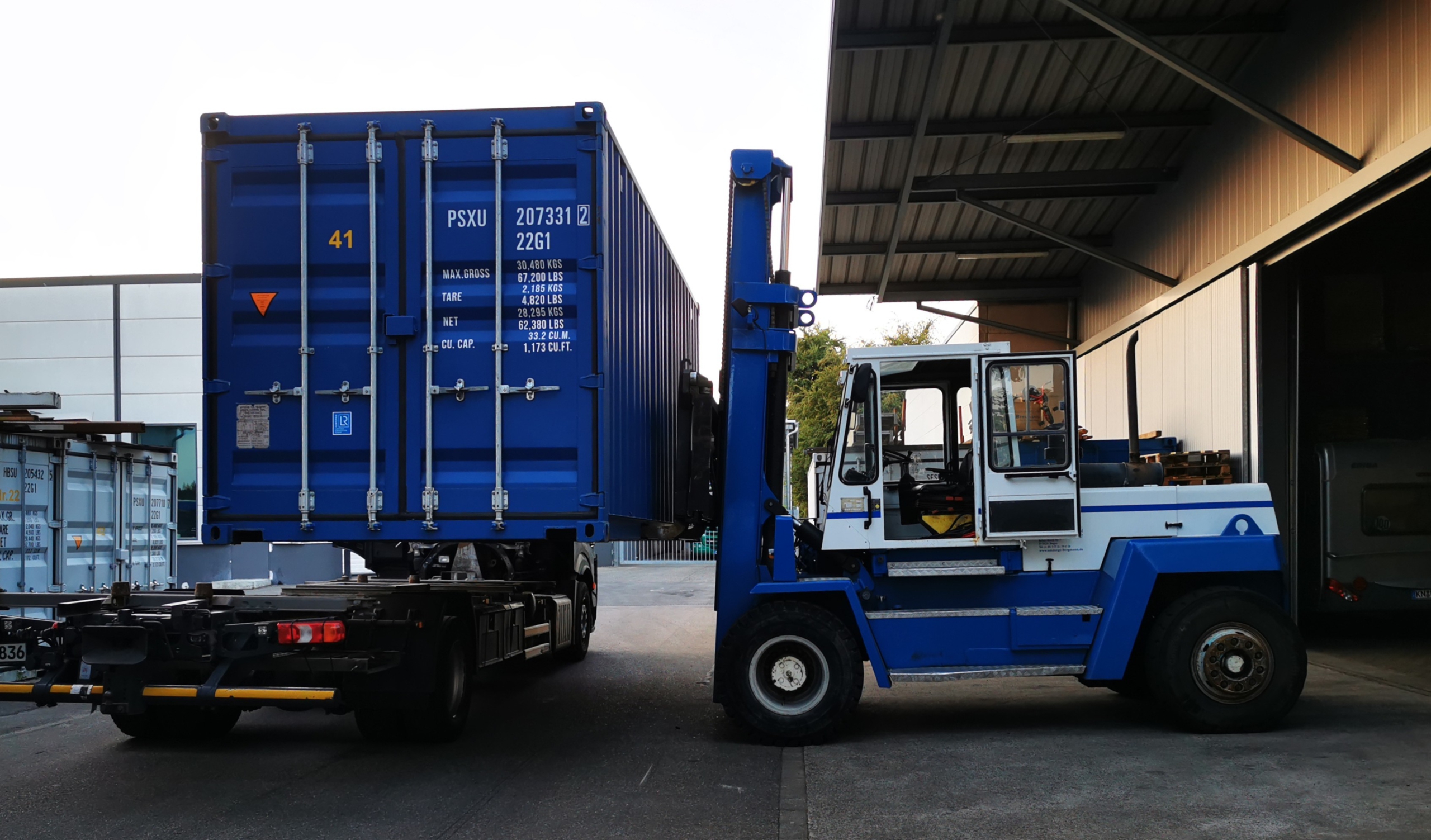 Container abladen oder aufladen mit Stapler